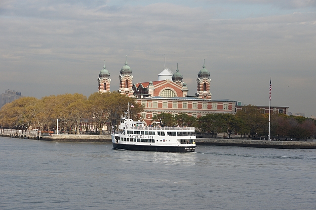 Die Fähre vor Ellis Island