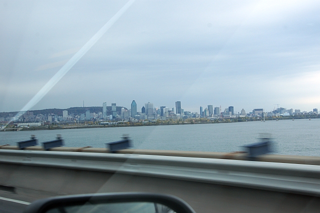 Die Skyline von Montreal aus dem Auto