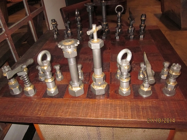 Schachspiel mit bisher unbekannten Figuren